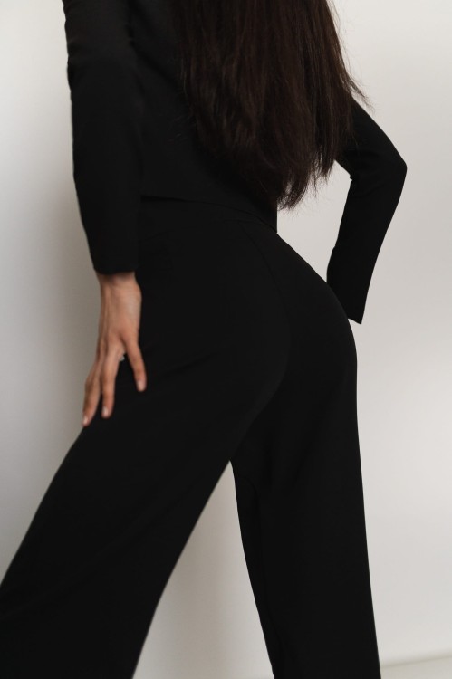 Sidari - elegancki garnitur z krótką marynarką i szerokimi spodniami czarny (6).jpg