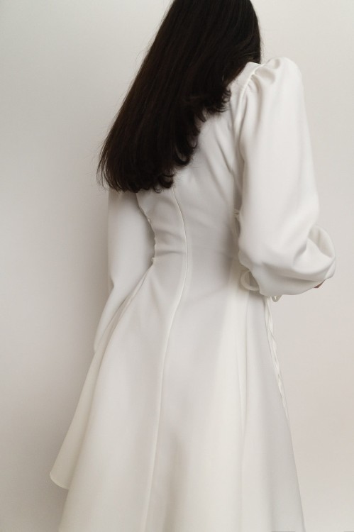 Sotira - rozkloszowana sukienka z wiązaniami ecru (5).jpg