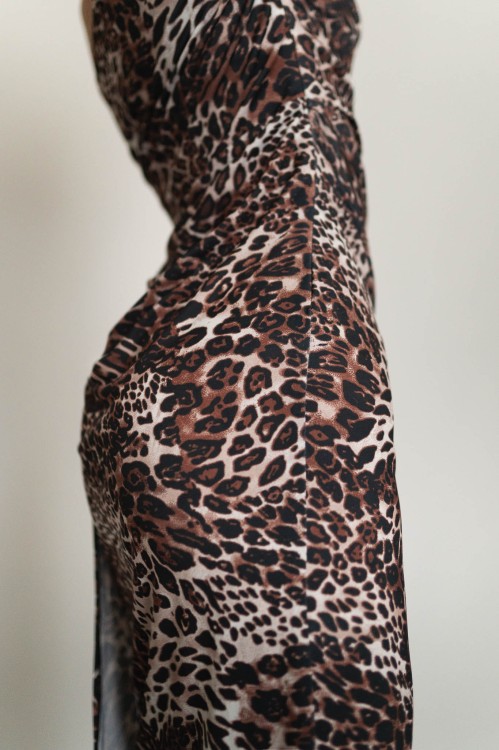 Modena - sukienka na jedno ramię z szarfą w panterkę -6.jpg