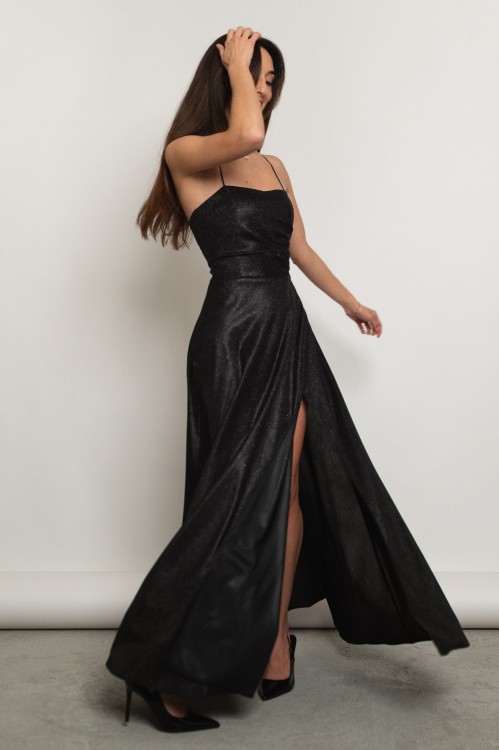 Taormina - błyszcząca sukienka maxi z wiązaniem na plecach czarna - 3.jpg