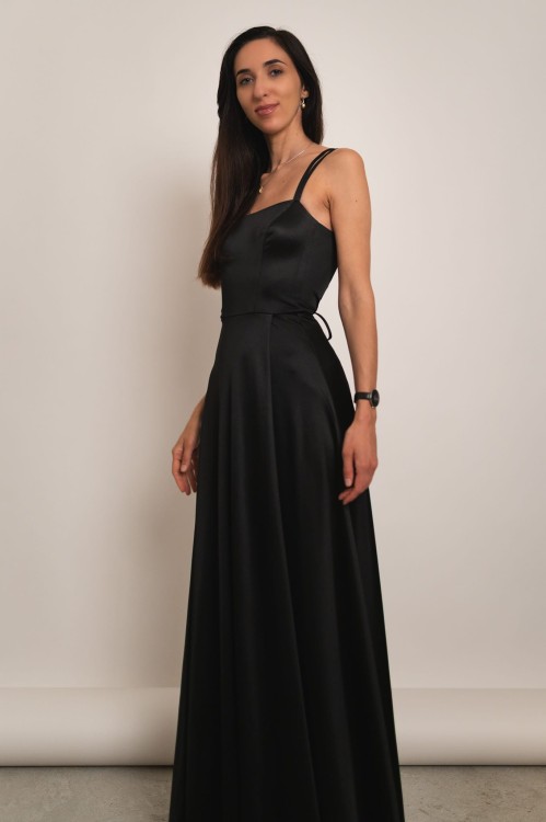 Mijas - satynowa sukienka maxi z gorsetowym wiązaniem czarna - 3.jpg