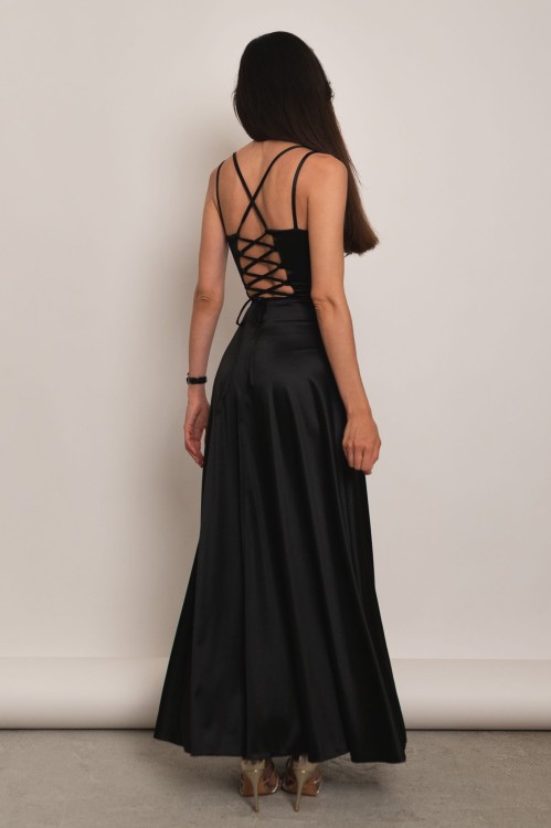 Mijas - satynowa sukienka maxi z gorsetowym wiązaniem czarna - 5.jpg