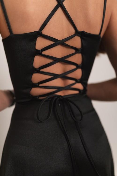 Mijas - satynowa sukienka maxi z gorsetowym wiązaniem czarna - 9.jpg