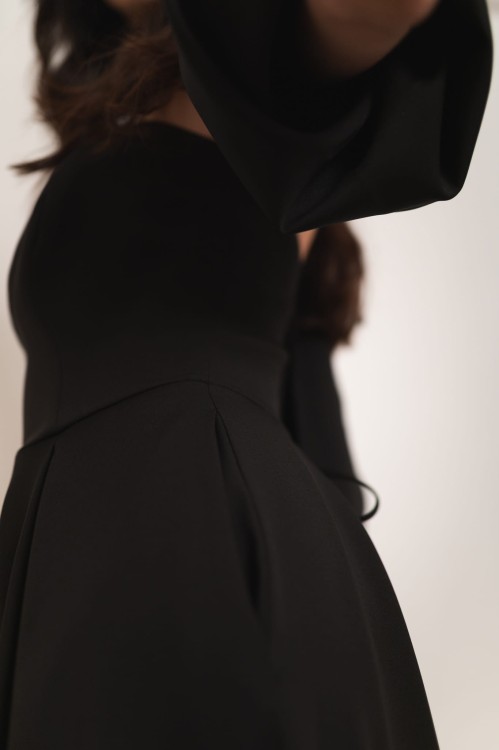 Peania - gorsetowa sukienka maxi z szalem i rękawkami czarna - 6.jpg