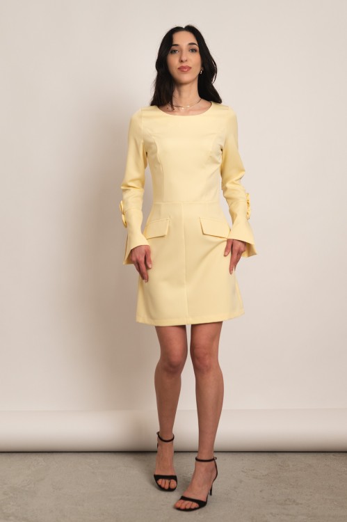 Deskati - wizytowa sukienka przed kolano z różami na rękawach żółta - 2.jpg