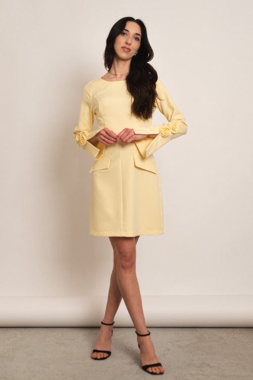 Deskati - wizytowa sukienka przed kolano z różami na rękawach żółta - 4.jpg