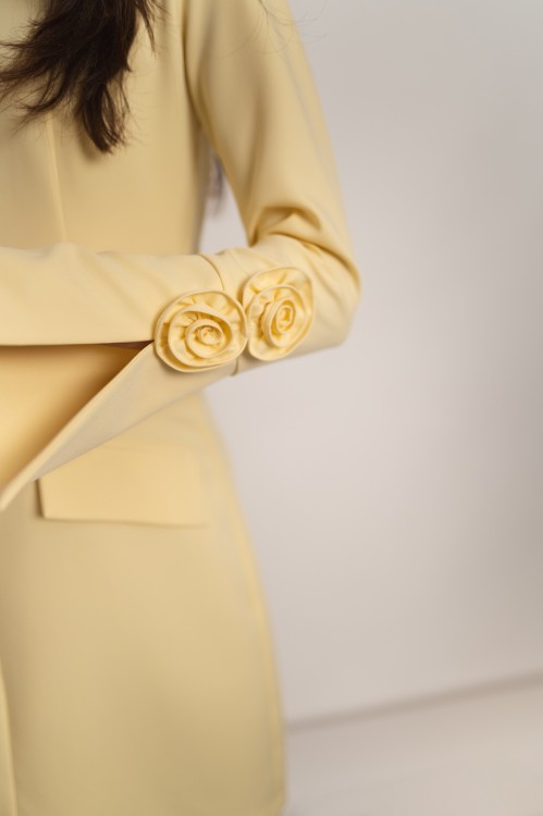 Deskati - wizytowa sukienka przed kolano z różami na rękawach żółta - 7.jpg