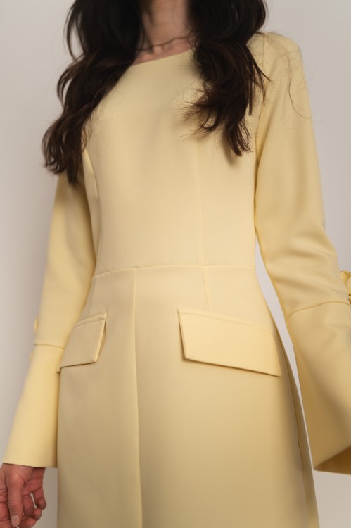 Deskati - wizytowa sukienka przed kolano z różami na rękawach żółta - 8.jpg