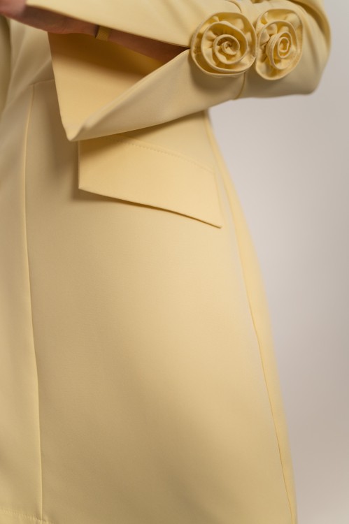 Deskati - wizytowa sukienka przed kolano z różami na rękawach żółta - 9.jpg