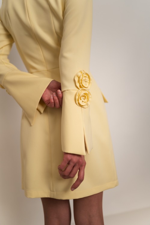 Deskati - wizytowa sukienka przed kolano z różami na rękawach żółta - 11.jpg