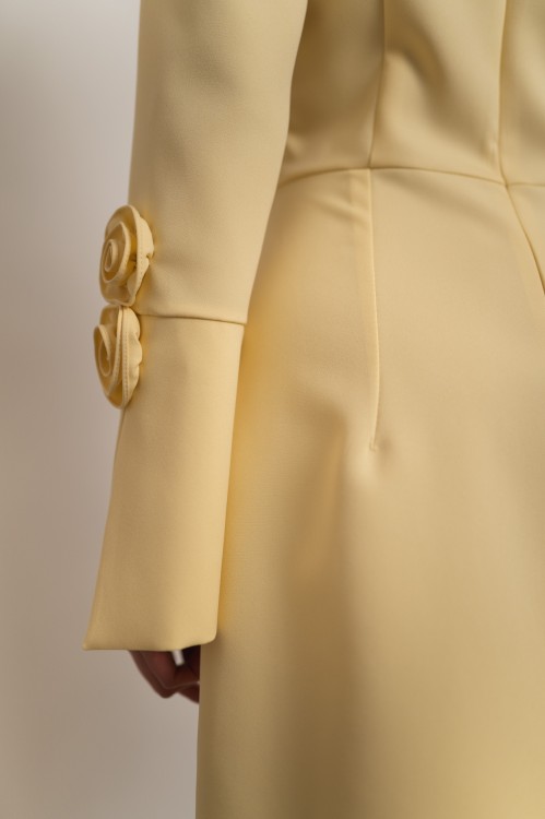 Deskati - wizytowa sukienka przed kolano z różami na rękawach żółta - 14.jpg