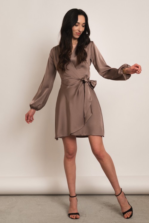 Amadora - satynowa kopertowa sukienka mokka - 3.jpg