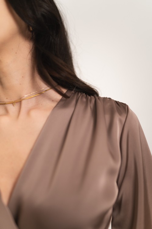 Amadora - satynowa kopertowa sukienka mokka - 8.jpg