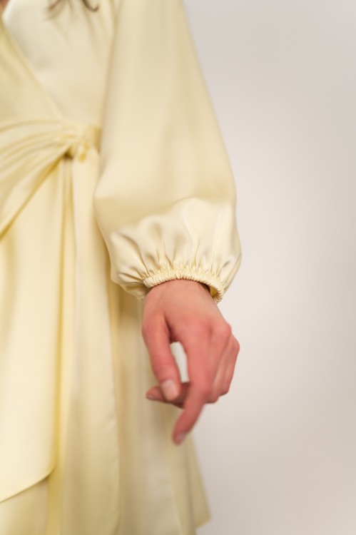 Amadora - satynowa kopertowa sukienka masełkowa - 8.jpg