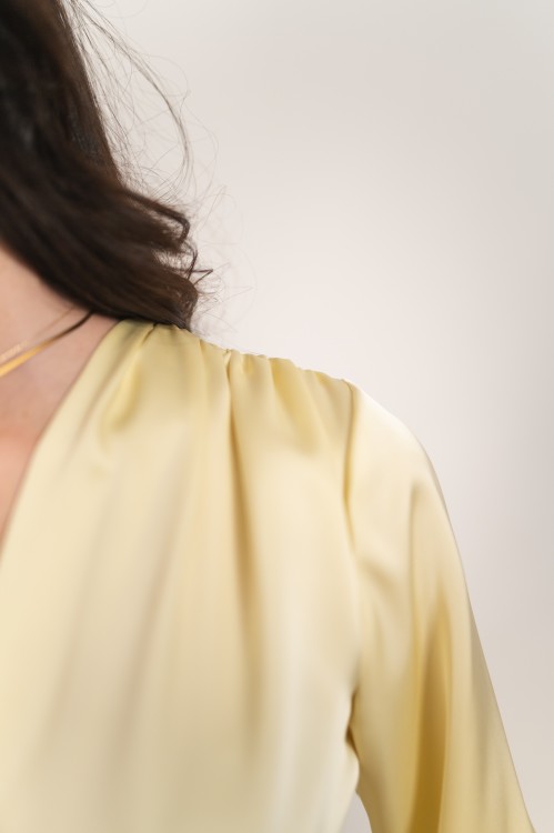 Amadora - satynowa kopertowa sukienka masełkowa - 10.jpg