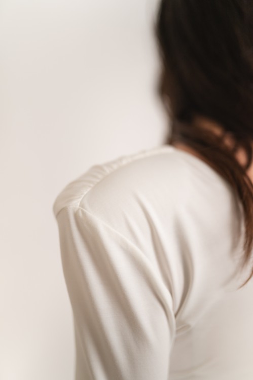 Arandis - drapowana sukienka mini z dzwonkowymi rękawami ecru - 10.jpg