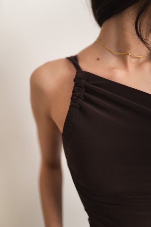 Melisia - sukienka maxi z asymetryczną górą i transparentną siateczką brązowa - 16.jpg