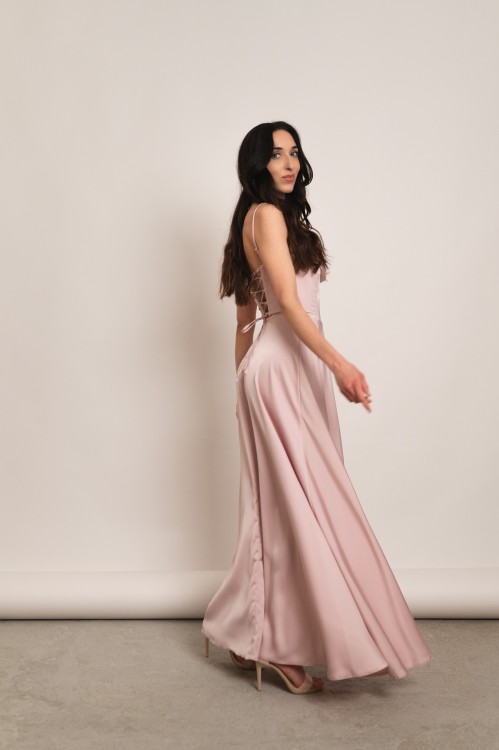 Artemida - satynowa sukienka maxi z dekoltem woda i gorsetem pudrowy róż - 3.jpg