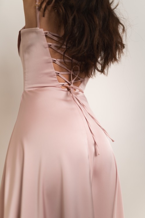 Artemida - satynowa sukienka maxi z dekoltem woda i gorsetem pudrowy róż - 7.jpg
