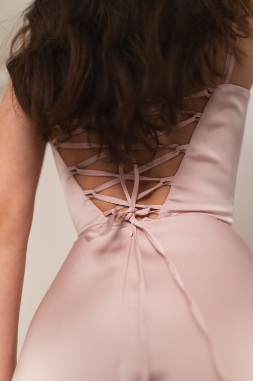 Artemida - satynowa sukienka maxi z dekoltem woda i gorsetem pudrowy róż - 8.jpg