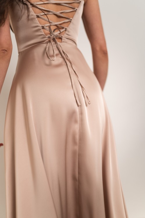 Artemida - satynowa sukienka maxi z dekoltem woda i gorsetem beżowa - 11.jpg