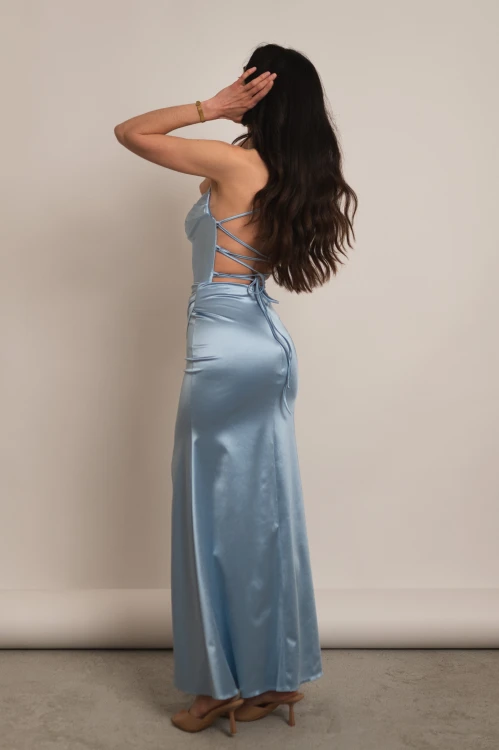 Nausa - satynowa sukienka maxi rybka z wiązaniem na plecach błękitna - 2.jpg