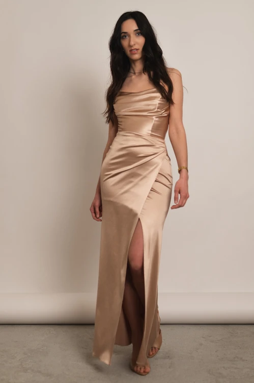 Nausa - satynowa sukienka maxi rybka z wiązaniem na plecach złota - 1.jpg