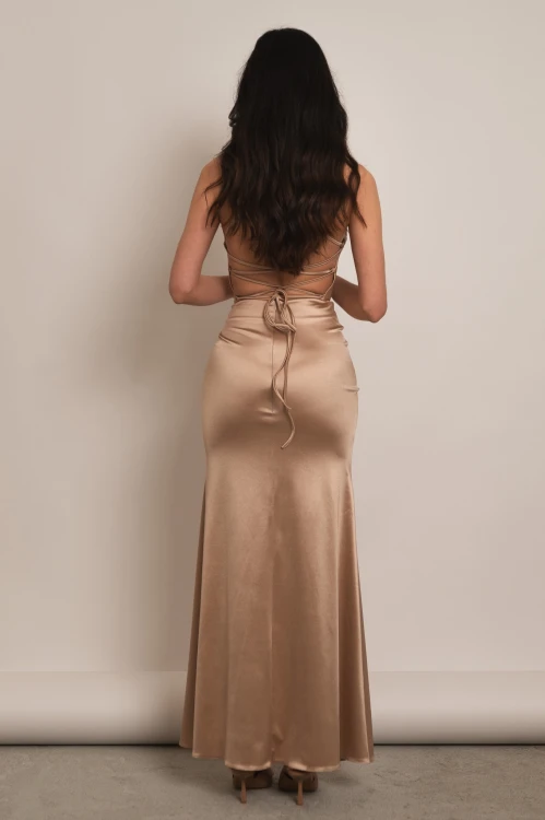 Nausa - satynowa sukienka maxi rybka z wiązaniem na plecach złota - 2.jpg