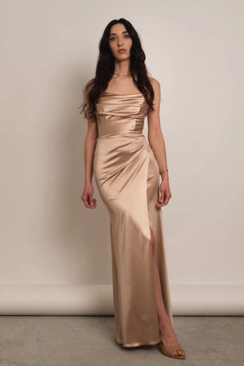 Nausa - satynowa sukienka maxi rybka z wiązaniem na plecach złota - 4.jpg
