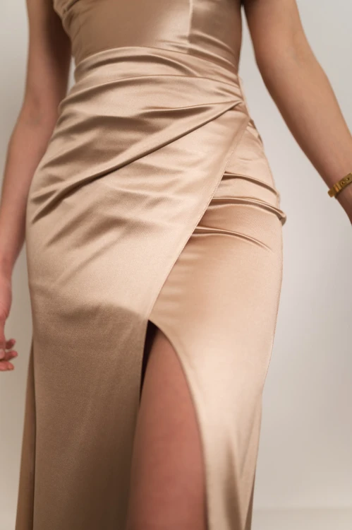 Nausa - satynowa sukienka maxi rybka z wiązaniem na plecach złota - 9.jpg