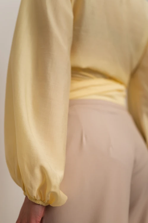 Fez - wiskozowa wiązana bluzka w kolorze żółtym - 14.jpg