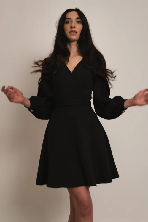 Nea - kopertowa sukienka w kolorze czarnym - 1.jpg