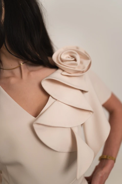 Perea - sukienka plus size maxi z motylkowym krótkim rękawem i kwiatem waniliowa - 6.jpg