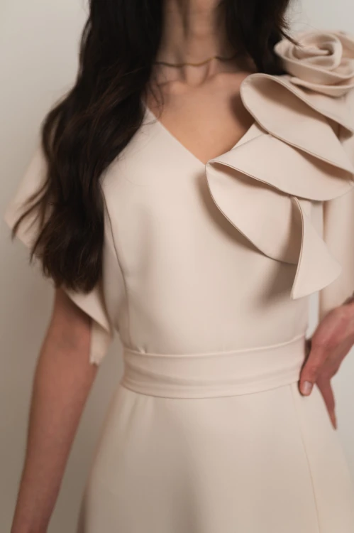 Perea - sukienka plus size maxi z motylkowym krótkim rękawem i kwiatem waniliowa - 7.jpg