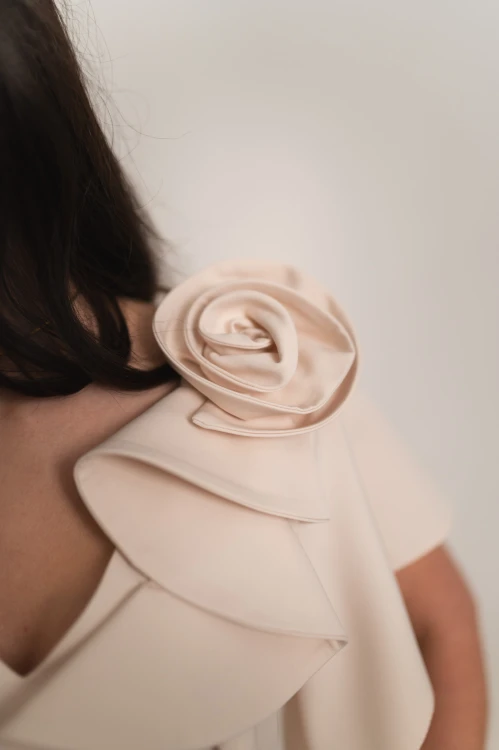 Perea - sukienka plus size maxi z motylkowym krótkim rękawem i kwiatem waniliowa - 8.jpg