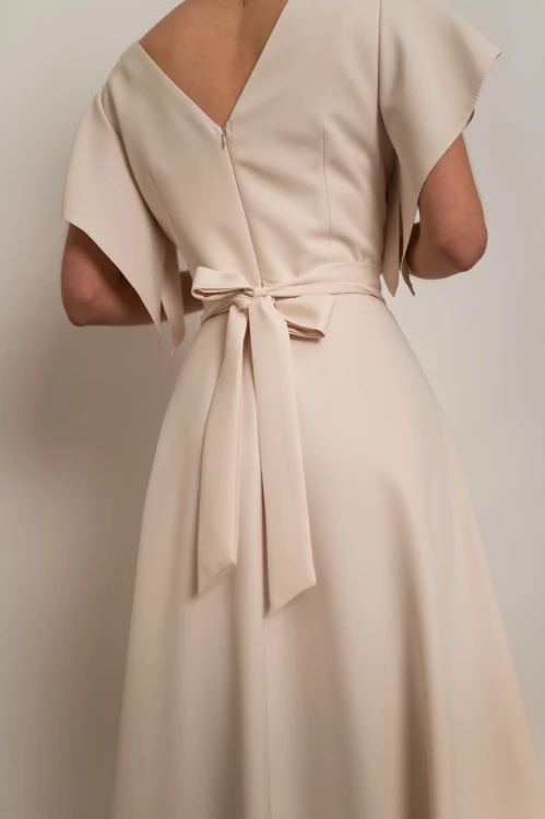 Perea - sukienka plus size maxi z motylkowym krótkim rękawem i kwiatem waniliowa - 11.jpg