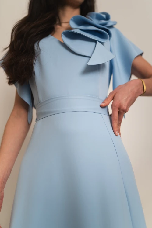 Perea - sukienka plus size maxi z motylkowym krótkim rękawem i kwiatem błękitna - 7.jpg