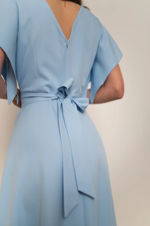 Perea - sukienka plus size maxi z motylkowym krótkim rękawem i kwiatem błękitna - 10.jpg