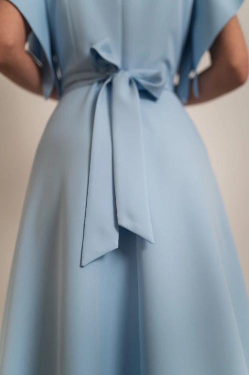 Perea - sukienka plus size maxi z motylkowym krótkim rękawem i kwiatem błękitna - 12.jpg