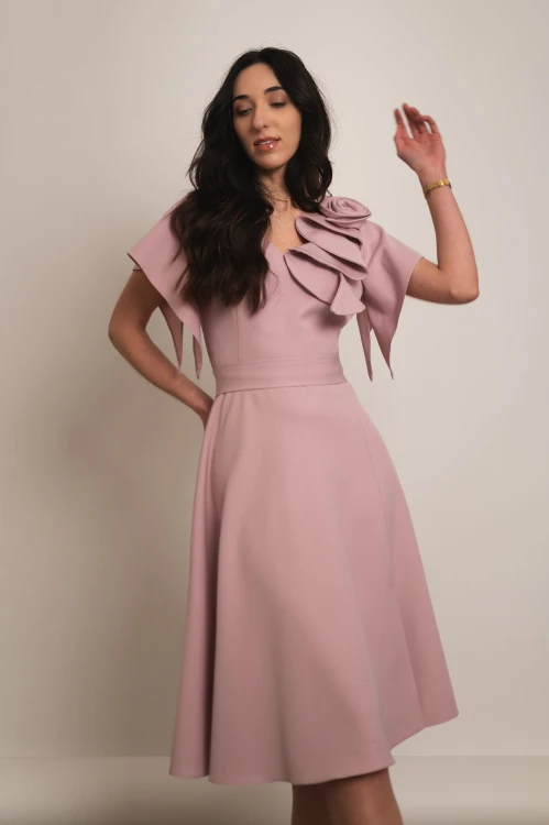 Perea - sukienka plus size midi z motylkowym krótkim rękawem i kwiatem pudrowy róż - 2.jpg