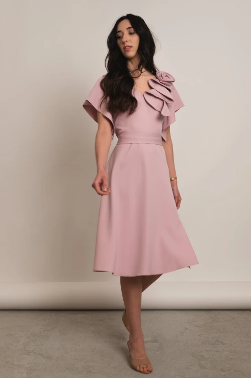 Perea - sukienka plus size midi z motylkowym krótkim rękawem i kwiatem pudrowy róż - 3.jpg