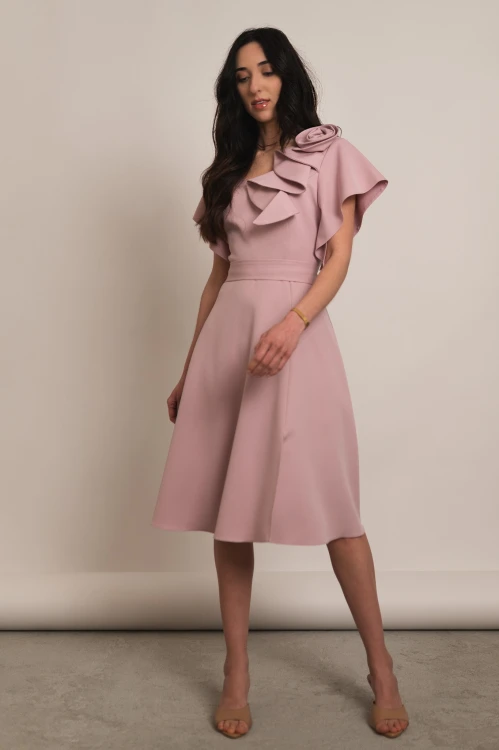 Perea - sukienka plus size midi z motylkowym krótkim rękawem i kwiatem pudrowy róż - 4.jpg