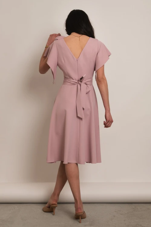Perea - sukienka plus size midi z motylkowym krótkim rękawem i kwiatem pudrowy róż - 5.jpg
