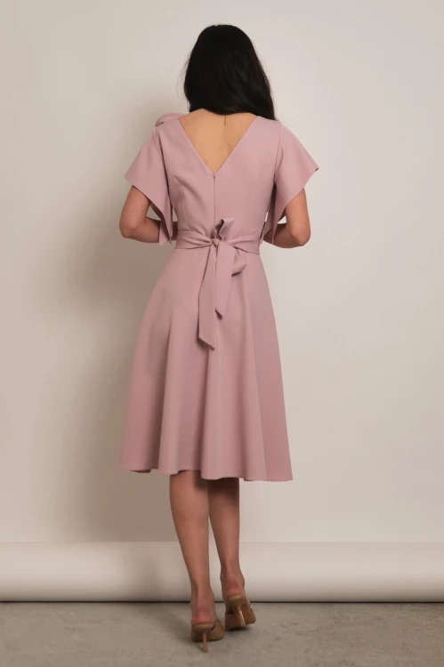 Perea - sukienka plus size midi z motylkowym krótkim rękawem i kwiatem pudrowy róż - 6.jpg
