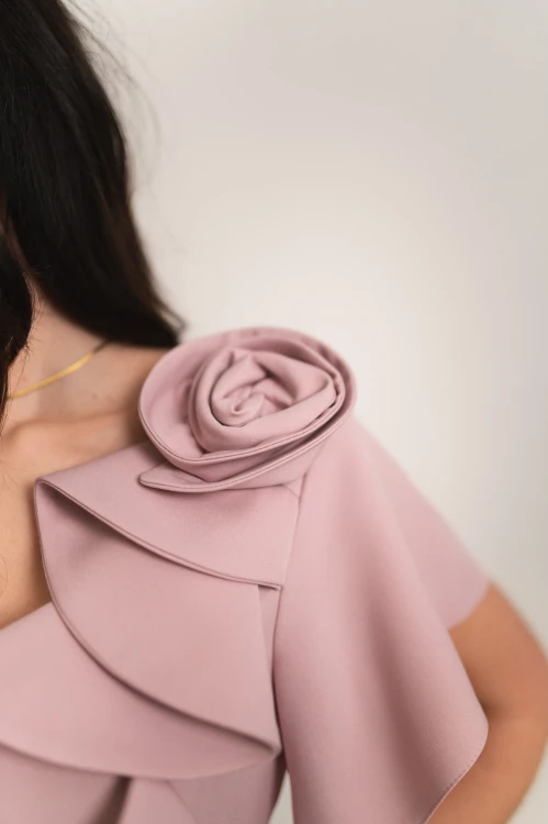 Perea - sukienka plus size midi z motylkowym krótkim rękawem i kwiatem pudrowy róż - 9.jpg