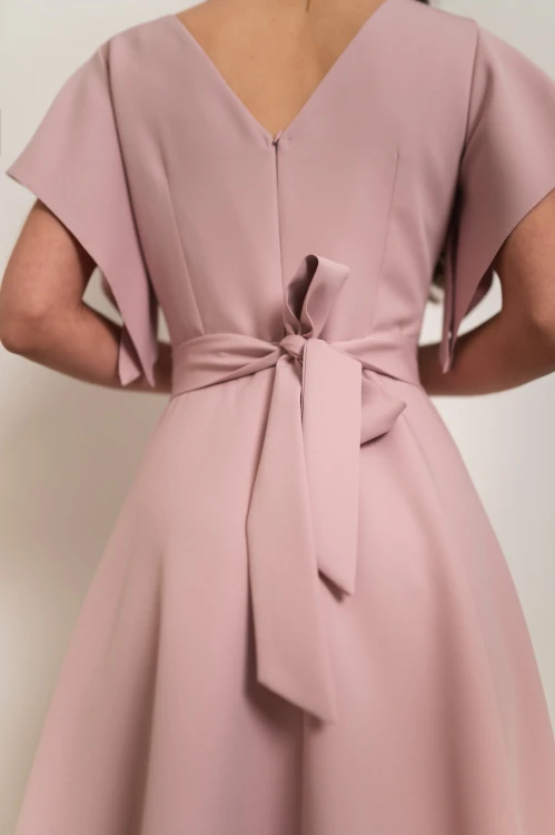 Perea - sukienka plus size midi z motylkowym krótkim rękawem i kwiatem pudrowy róż - 10.jpg