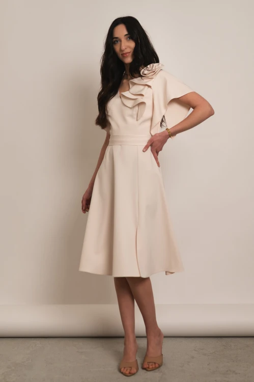 Perea - sukienka plus size midi z motylkowym krótkim rękawem i kwiatem waniliowa - 1.jpg