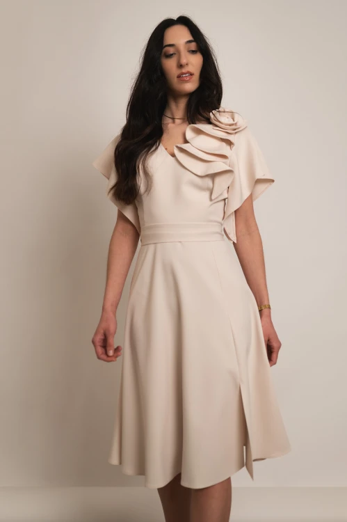 Perea - sukienka plus size midi z motylkowym krótkim rękawem i kwiatem waniliowa - 2.jpg