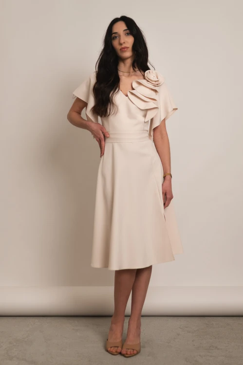 Perea - sukienka plus size midi z motylkowym krótkim rękawem i kwiatem waniliowa - 3.jpg