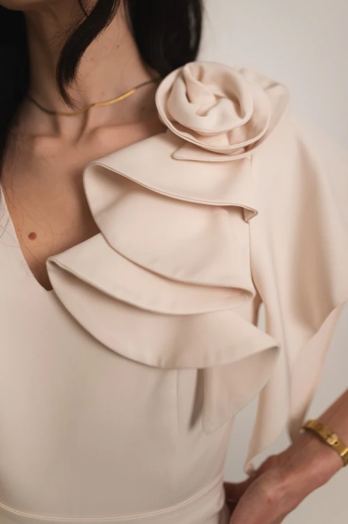 Perea - sukienka plus size midi z motylkowym krótkim rękawem i kwiatem waniliowa - 7.jpg